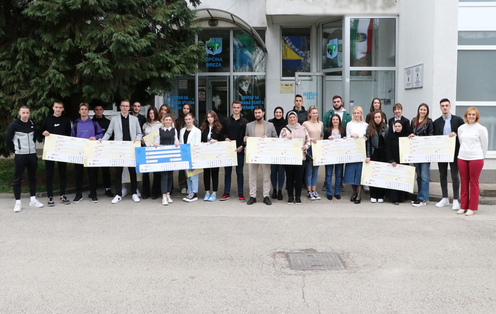 Zajednička slika sa potpisivanja ugovora