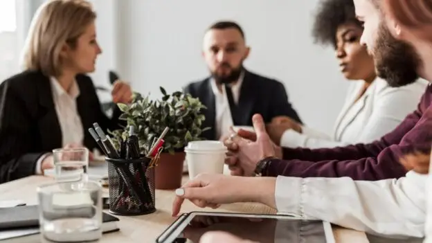 Redovni poslovni sastanci kao ključ za izgradnju snažnog tima i postizanje poslovnog uspeha